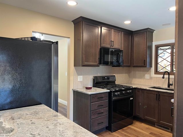 43642 Lakeview Boulevard, Sterling Heights, MI 48313