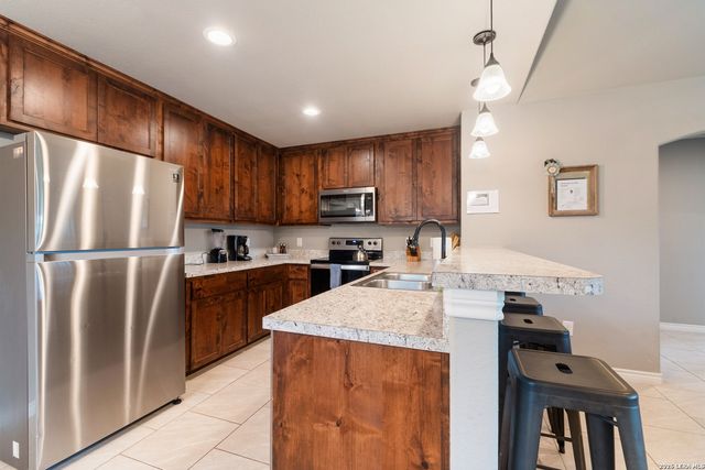 1033 EAGLE FLIGHT DR, Canyon Lake, TX 78133