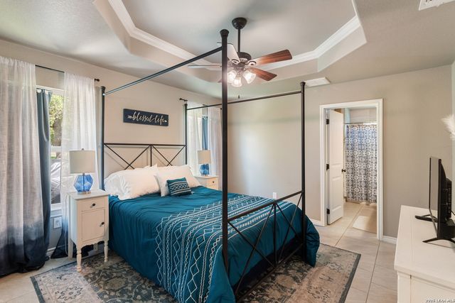 1033 EAGLE FLIGHT DR, Canyon Lake, TX 78133