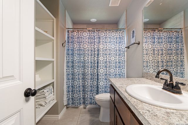 1033 EAGLE FLIGHT DR, Canyon Lake, TX 78133