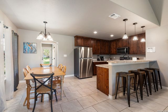 1033 EAGLE FLIGHT DR, Canyon Lake, TX 78133