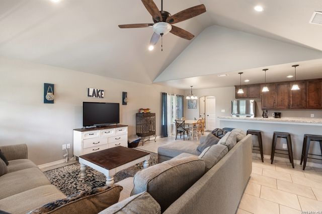 1033 EAGLE FLIGHT DR, Canyon Lake, TX 78133