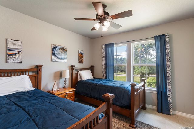 1033 EAGLE FLIGHT DR, Canyon Lake, TX 78133
