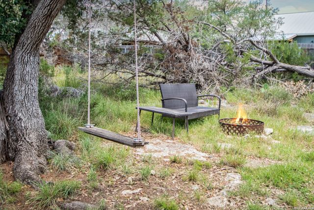 1033 EAGLE FLIGHT DR, Canyon Lake, TX 78133