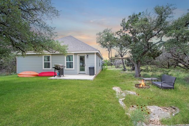 1033 EAGLE FLIGHT DR, Canyon Lake, TX 78133