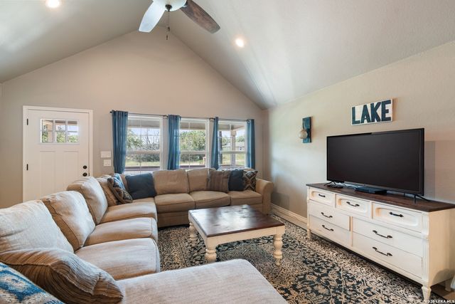 1033 EAGLE FLIGHT DR, Canyon Lake, TX 78133