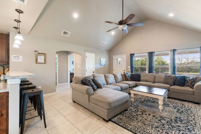 1033 EAGLE FLIGHT DR, Canyon Lake, TX 78133