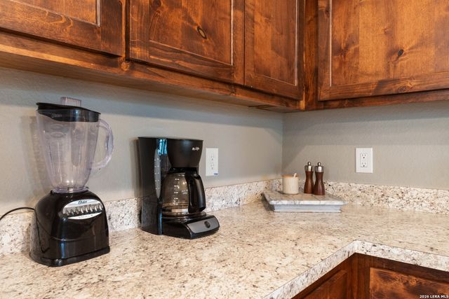 1033 EAGLE FLIGHT DR, Canyon Lake, TX 78133