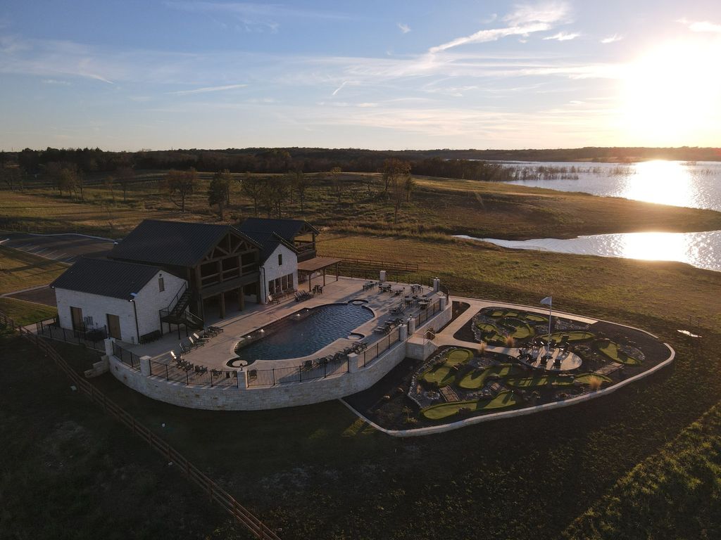 422 HARBORSIDE Terrace, Windom, TX 75492