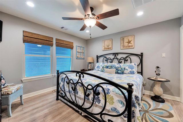 1522 Windsong Way, Tiki Island, TX 77554