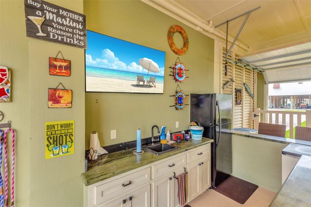 1522 Windsong Way, Tiki Island, TX 77554