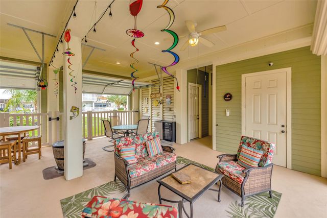 1522 Windsong Way, Tiki Island, TX 77554