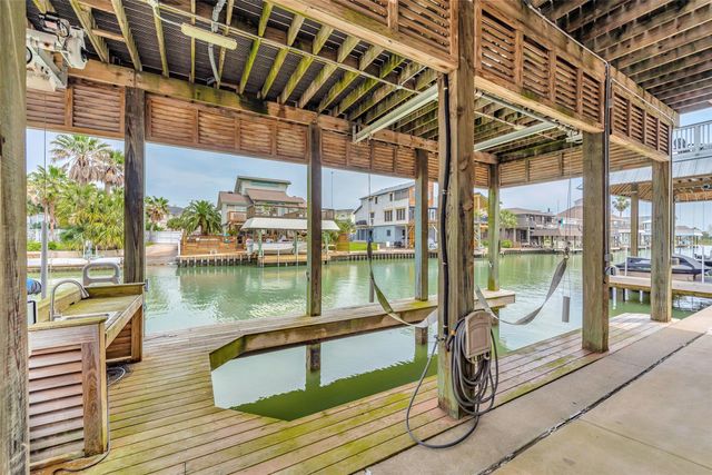 1522 Windsong Way, Tiki Island, TX 77554