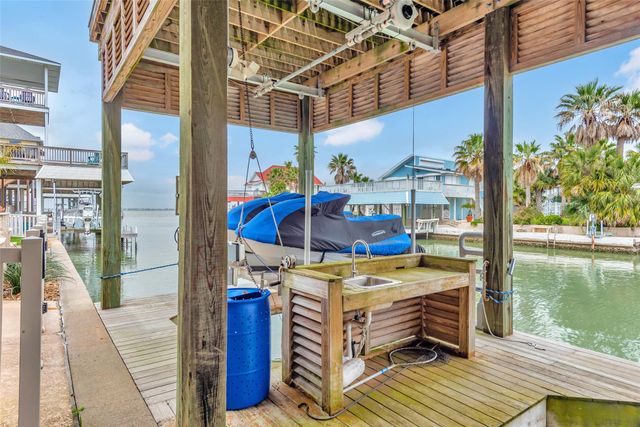 1522 Windsong Way, Tiki Island, TX 77554