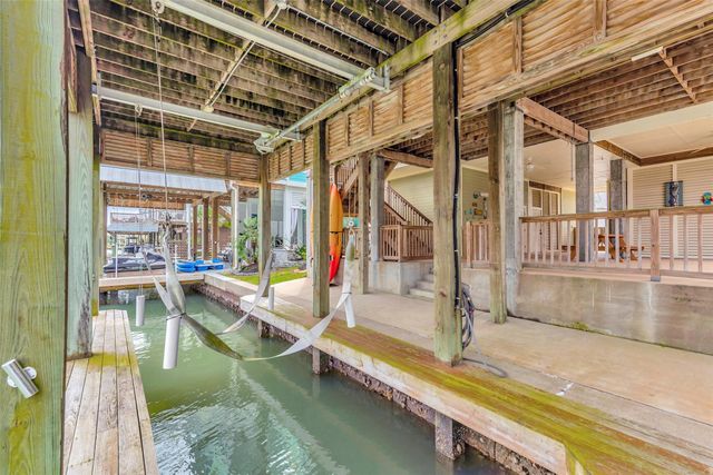 1522 Windsong Way, Tiki Island, TX 77554