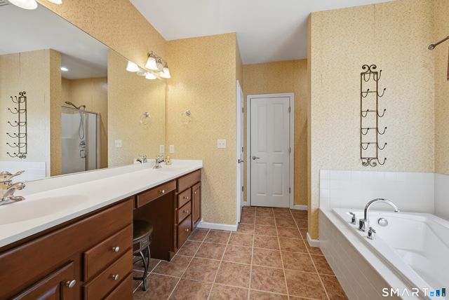 521 Putting Green Lane 521, Oxford, CT 06478