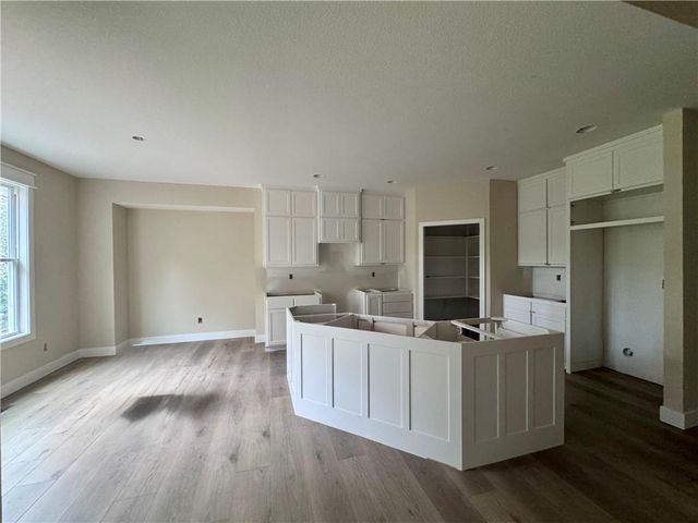 8646 Eagle Creek Drive, De Soto, KS 66018