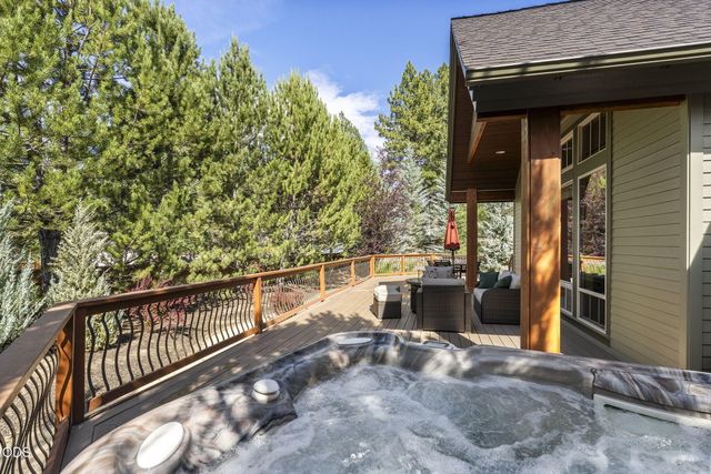 152 NW Champanelle Way, Bend, OR 97703