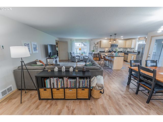 2318 8TH St, Springfield, OR 97477