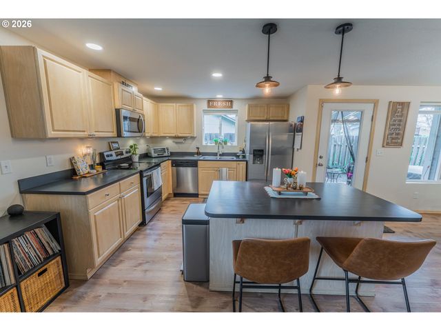 2318 8TH St, Springfield, OR 97477