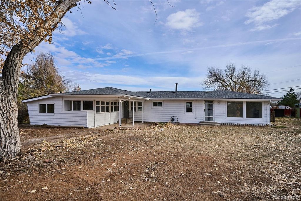 2110 Eagle Circle, Aurora, CO 80011