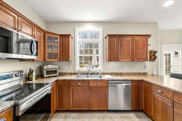 3 High Gate Drive, Bedford, NH 03110