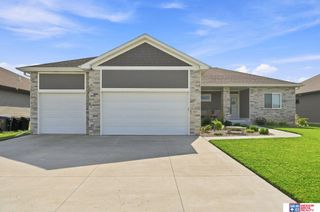 602 Waterside Way, Lincoln, NE 68527