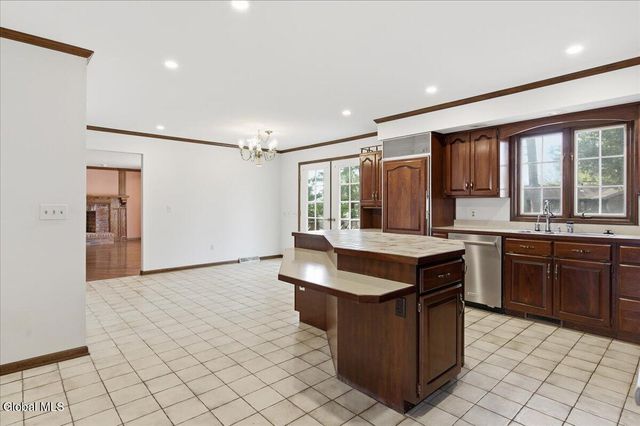 23 Fairway Court, Albany, NY 12208