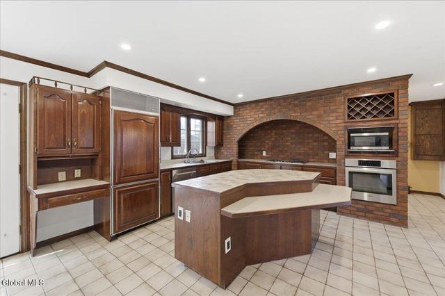 23 Fairway Court, Albany, NY 12208