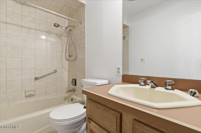 23 Fairway Court, Albany, NY 12208