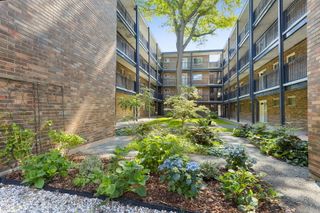1321 W Birchwood Avenue 206, Chicago, IL 60626