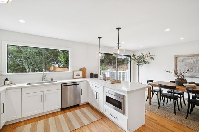 4325 Mountain View, Oakland, CA 94605