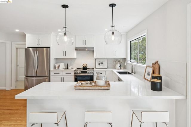4325 Mountain View, Oakland, CA 94605