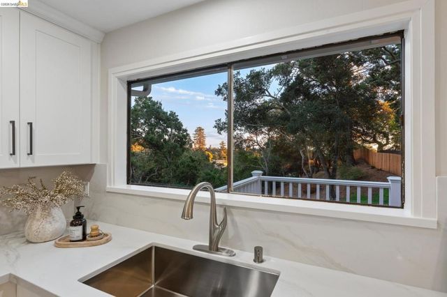 4325 Mountain View, Oakland, CA 94605