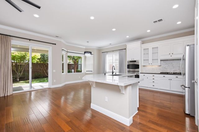 2040 Cove Ln, Roseville, CA 95747