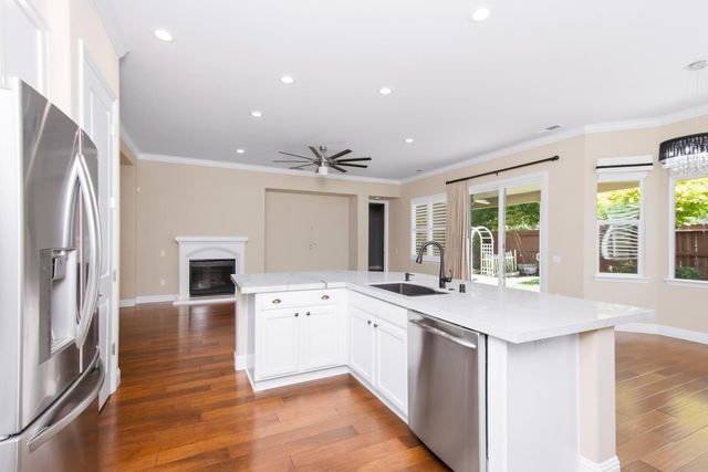 2040 Cove Ln, Roseville, CA 95747