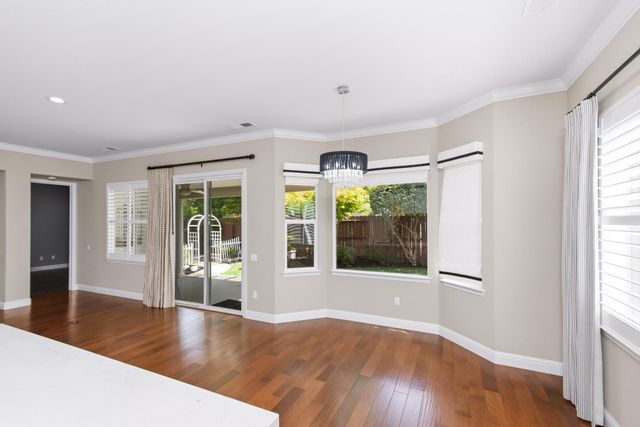 2040 Cove Ln, Roseville, CA 95747