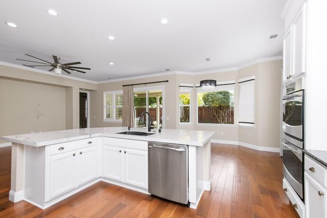 2040 Cove Ln, Roseville, CA 95747