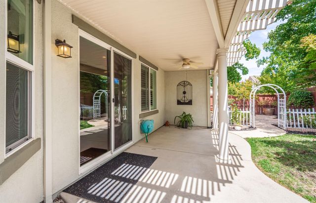 2040 Cove Ln, Roseville, CA 95747