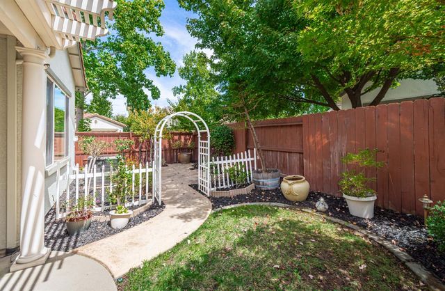 2040 Cove Ln, Roseville, CA 95747