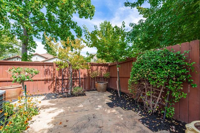 2040 Cove Ln, Roseville, CA 95747