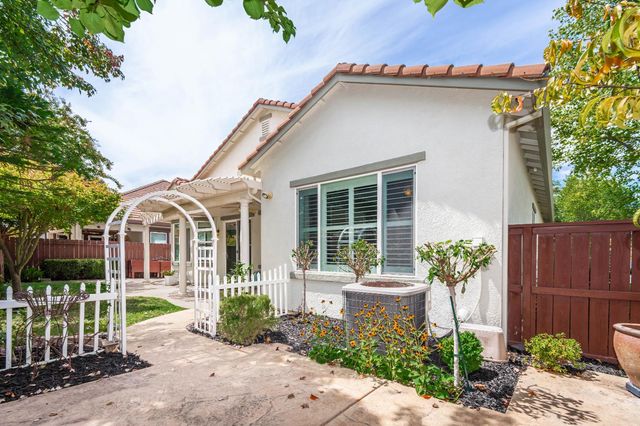 2040 Cove Ln, Roseville, CA 95747