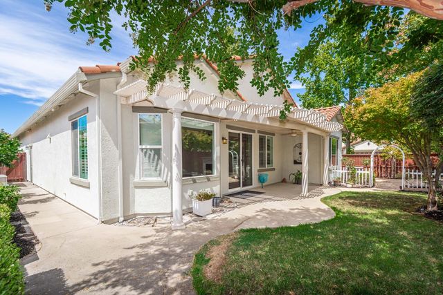 2040 Cove Ln, Roseville, CA 95747