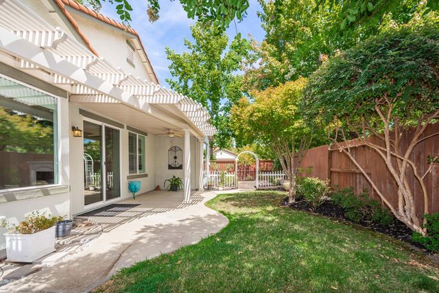 2040 Cove Ln, Roseville, CA 95747