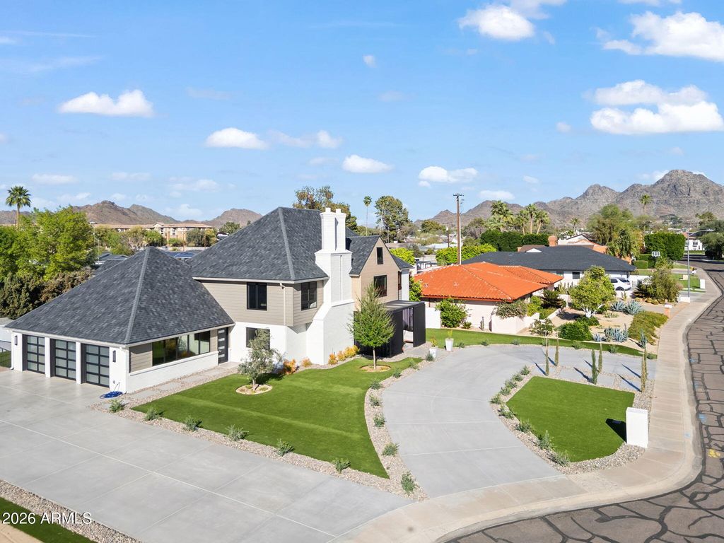 910 E KALER Drive, Phoenix, AZ 85020 — photo 2