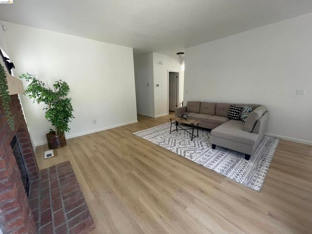 2117 Mark Twain Dr, Antioch, CA 94531