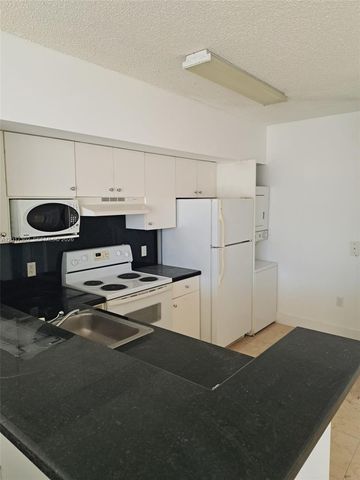 5085 NW 7th St TS10, Miami, FL 33126