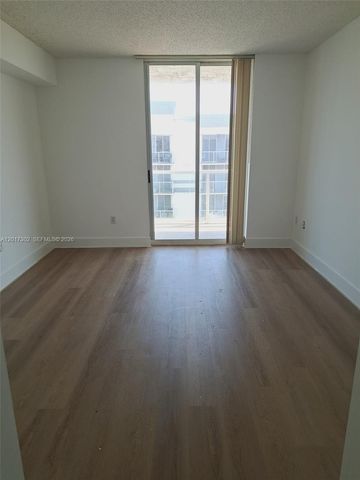 5085 NW 7th St TS10, Miami, FL 33126