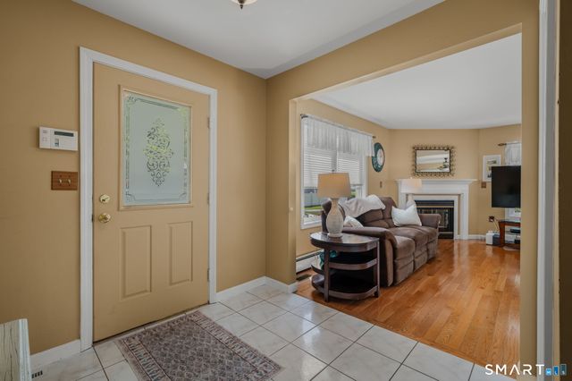 212-R Shore Road, Waterford, CT 06385