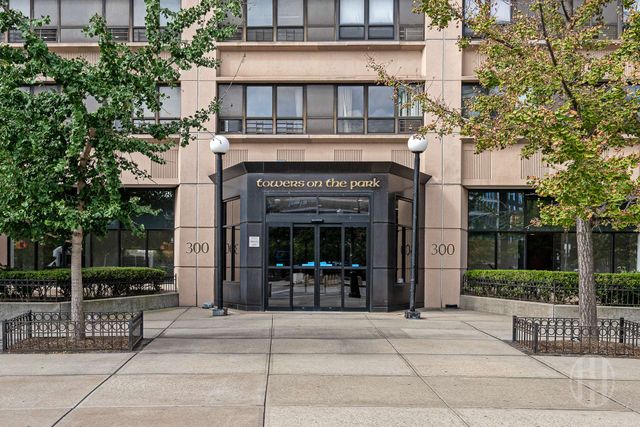 300 W 110th St Apt 6H, New York City, NY 10026